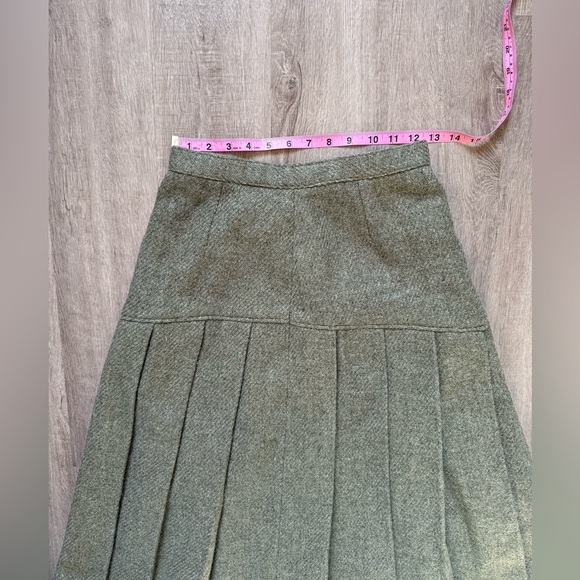Elegant Green Pleated Skirt - Picture 8 of 13